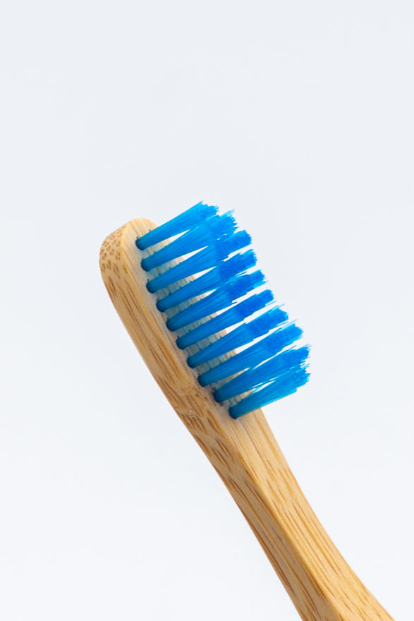 Cepillo de dientes de bambú ecológico y vegano de la marca The Humble Co