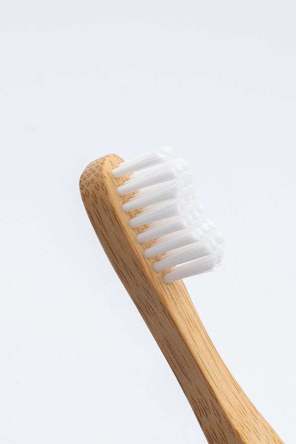 Cepillo de dientes de bambú ecológico y vegano de la marca The Humble Co